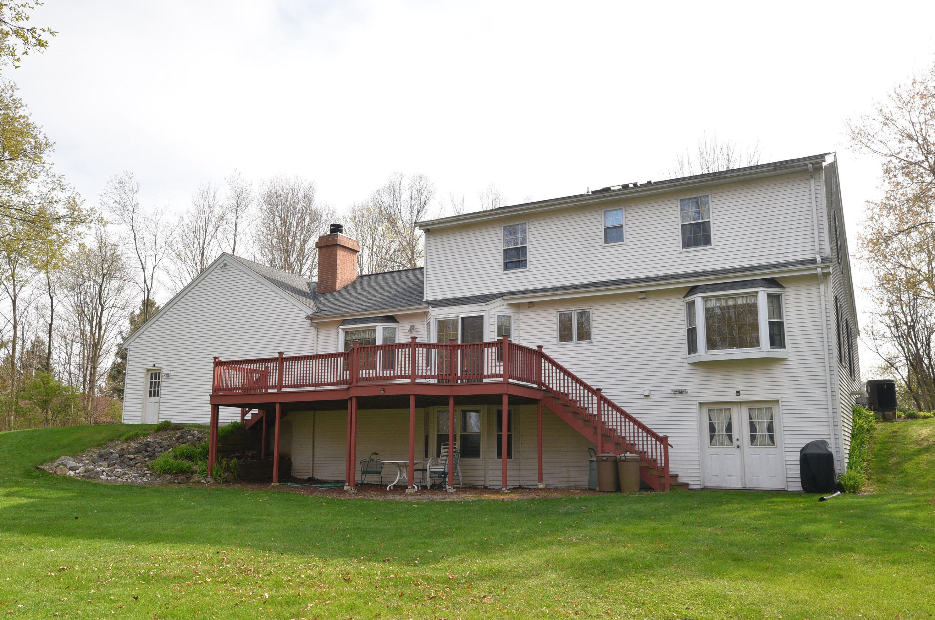 1884 Shady Ln, Grafton, WI 53024-9526