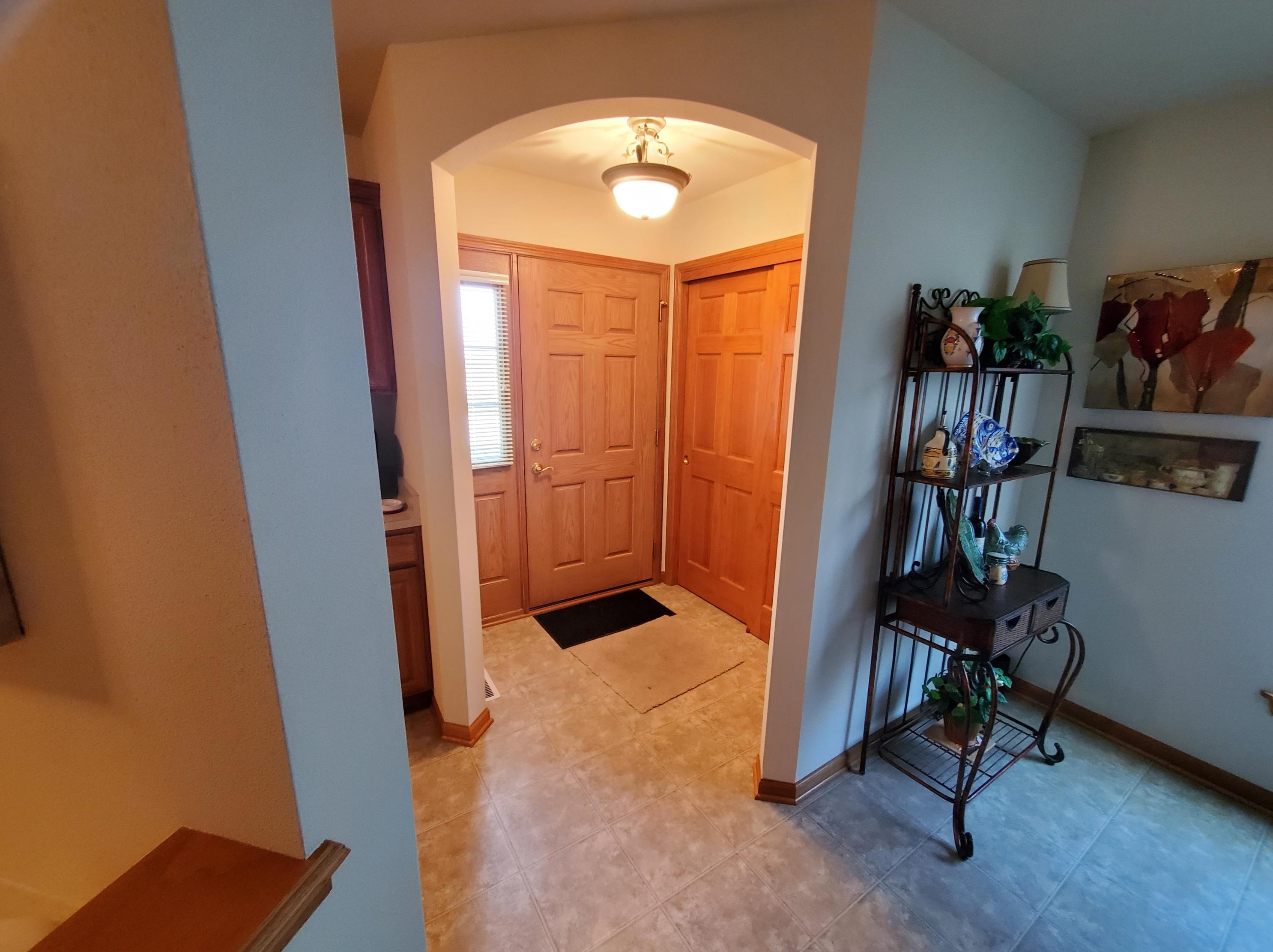 891 Sweetbriar Dr, Elkhorn, WI 53121-1156