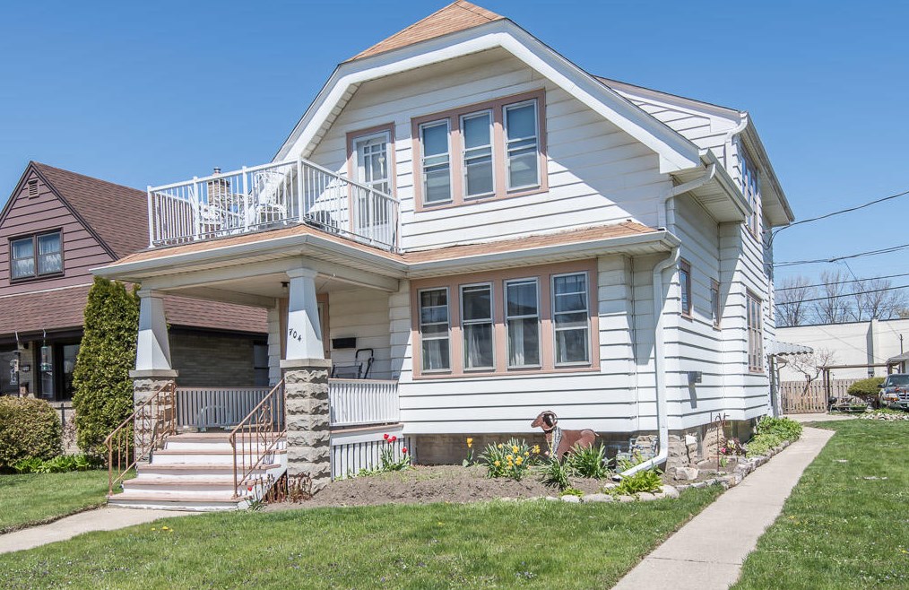 704 Park Ave, South Milwaukee, WI 53172-1328