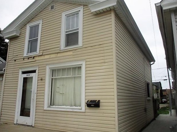 1633 Packard Ave, Racine, WI 53403-2148