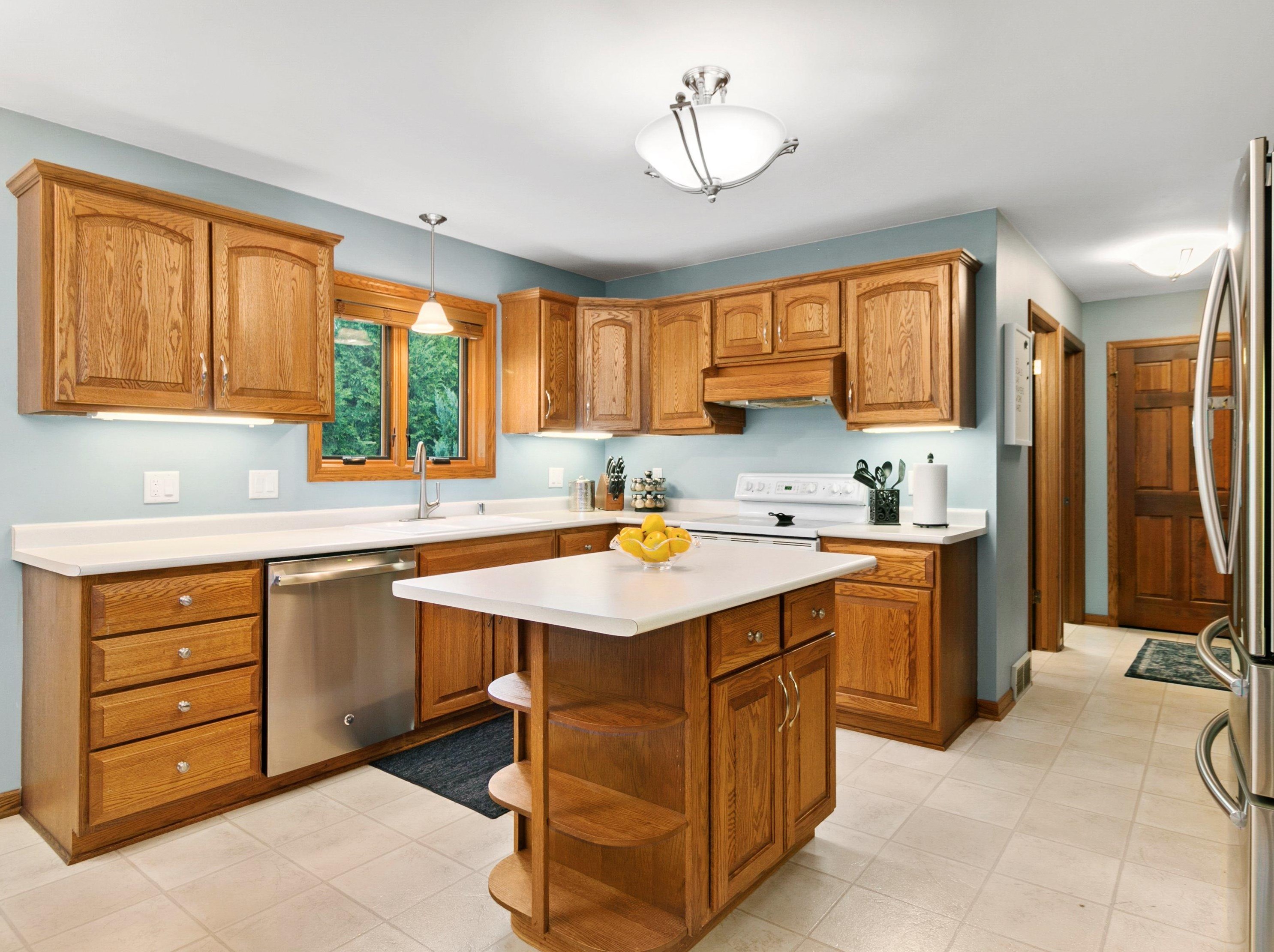 5255 Robinwood Ct, Hales Corners, WI 53130