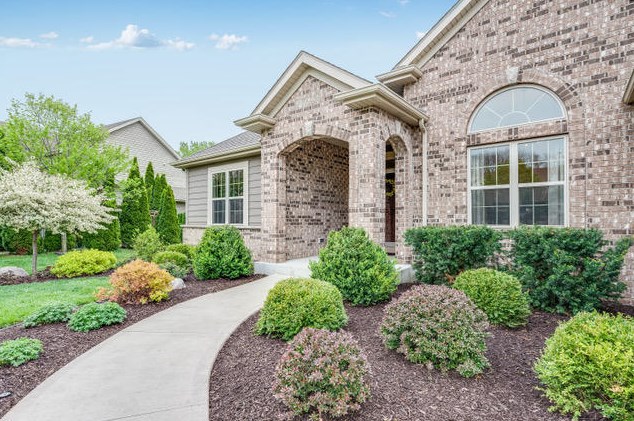 8695 Chaucer Cir, Bristol, WI 53104-9267