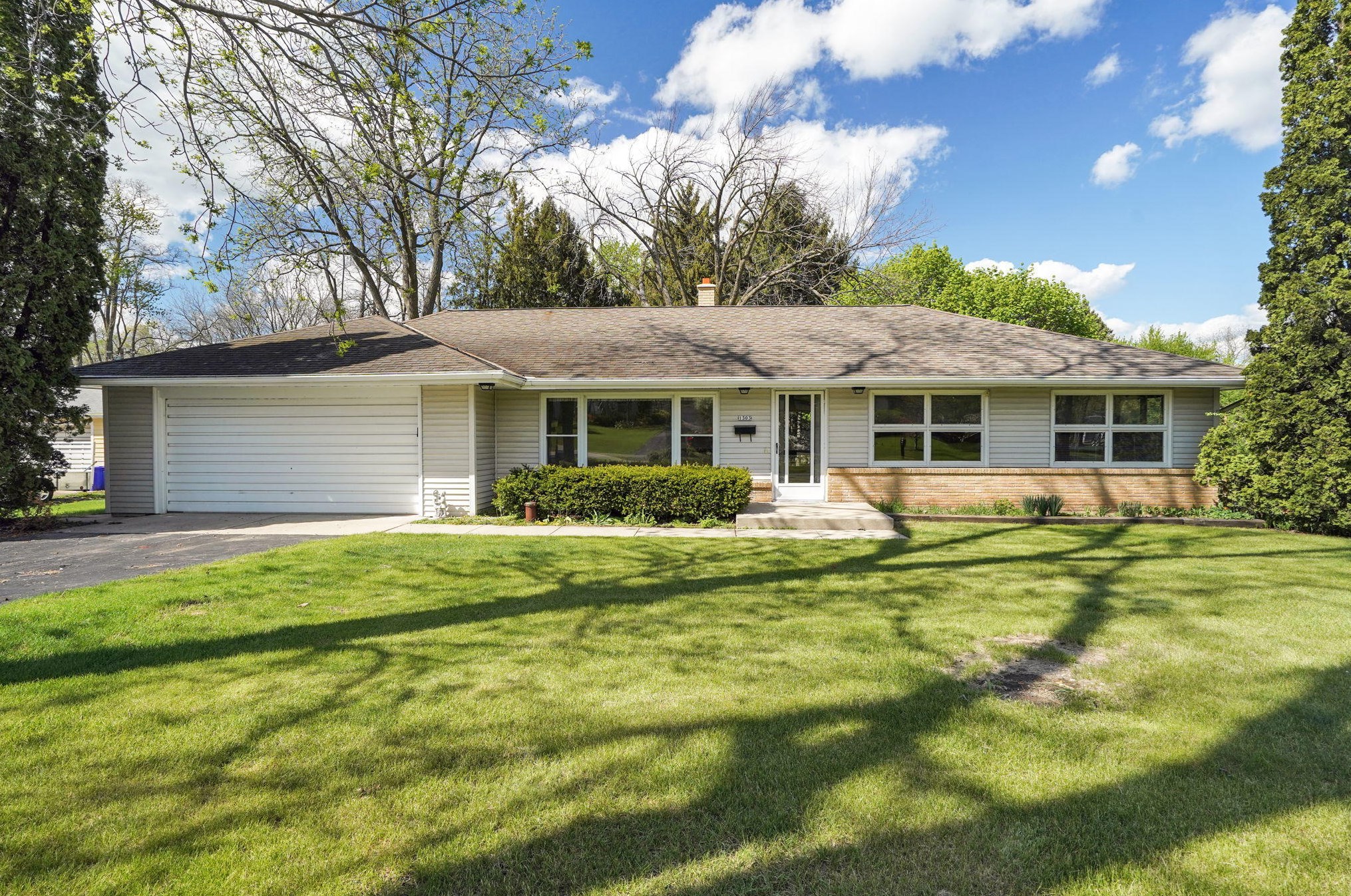 1303 Main St, Delafield WI  53018-1620 exterior