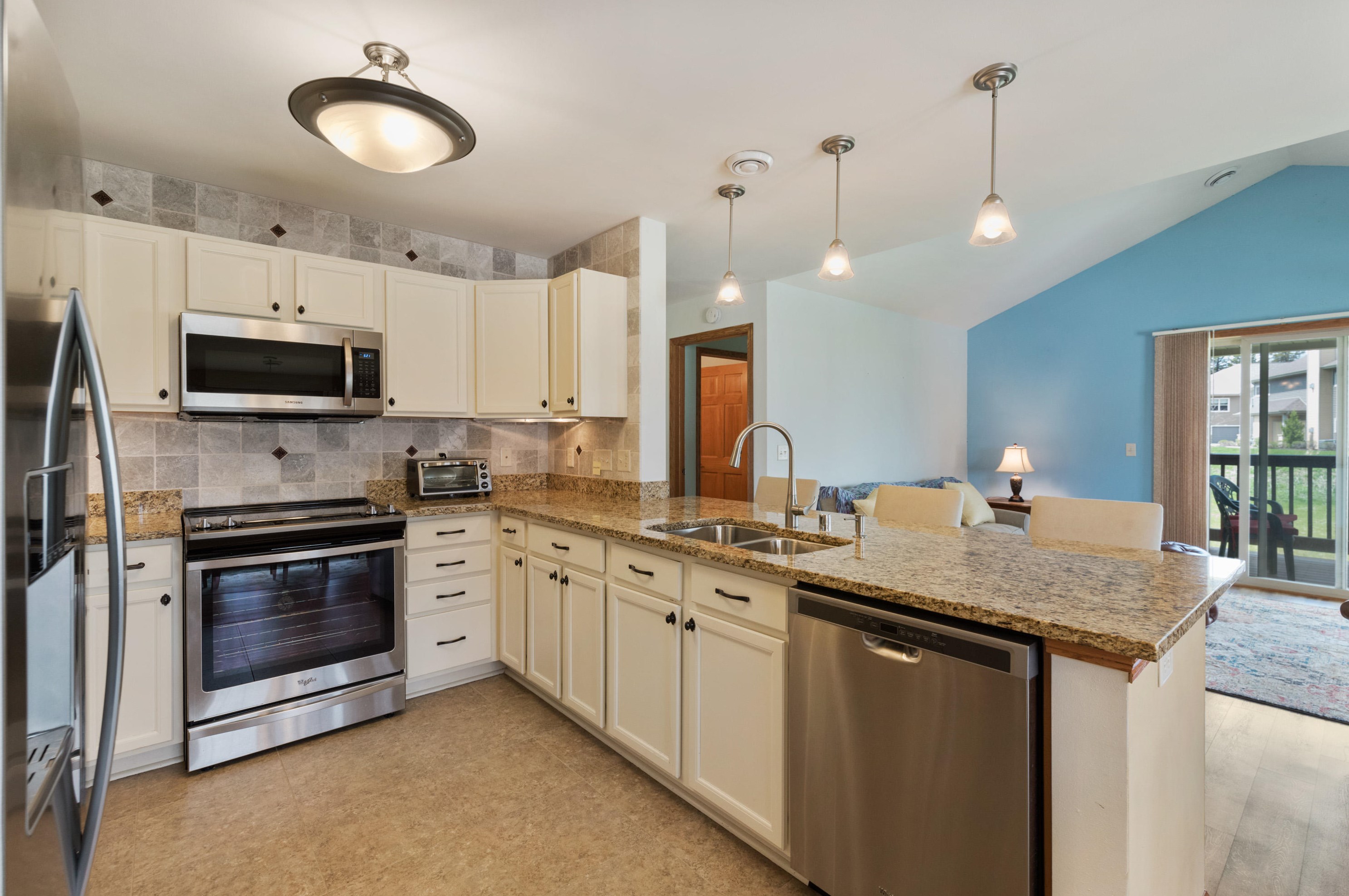 1643 New Port Vista Dr, Grafton, WI 53024-9383