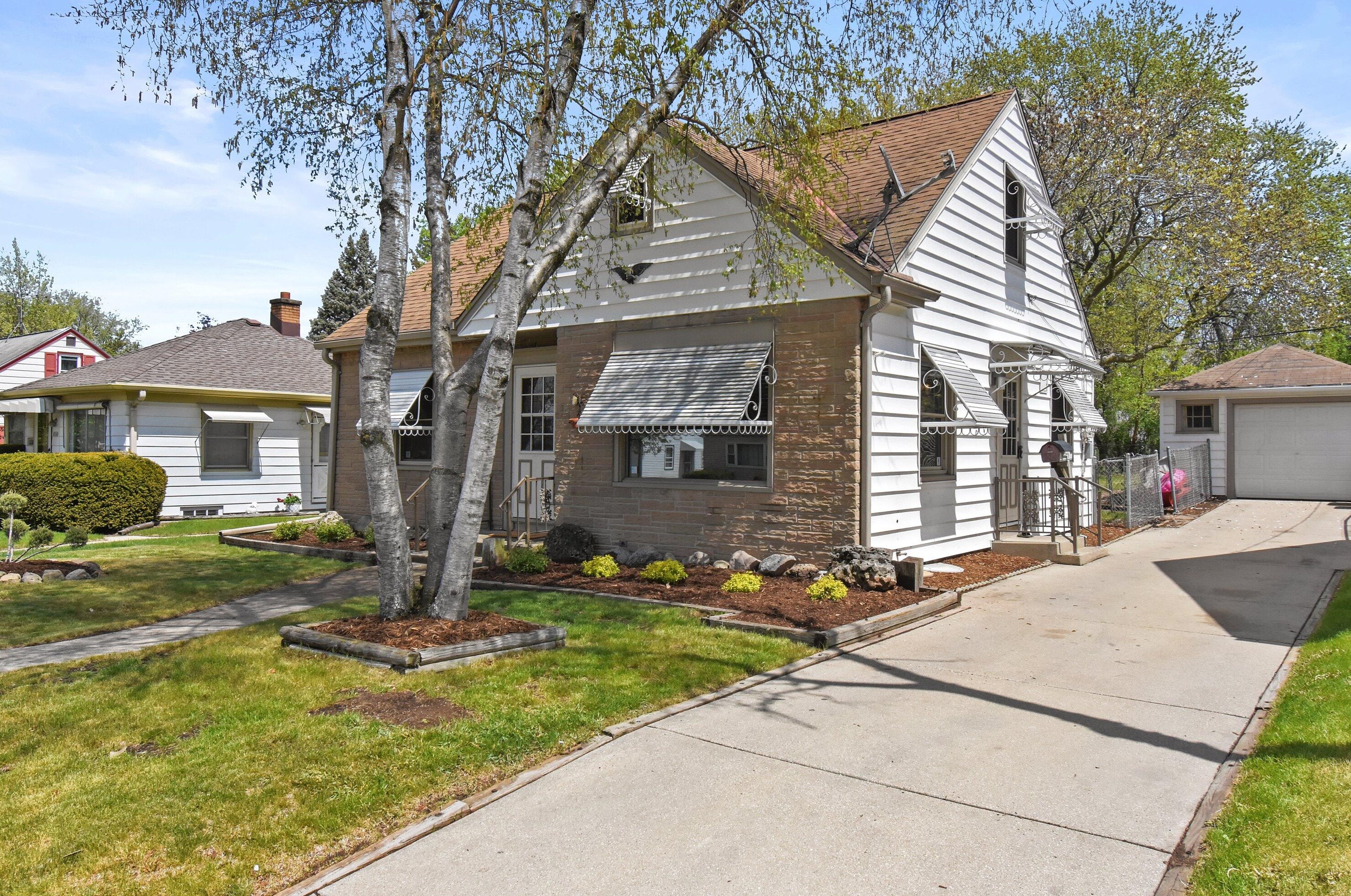 4930 62nd St, Milwaukee, WI 53218-4115