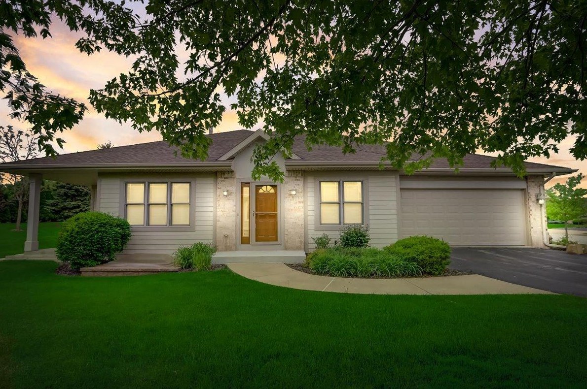 3327 Villa Dr, Hales Corners, WI 53132-8693