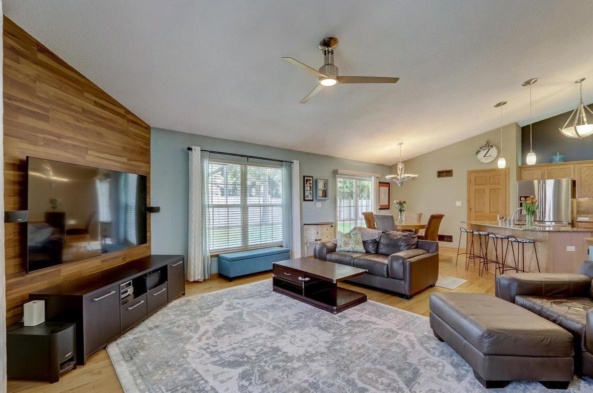8136 Wynona Dr, Oak Creek, WI 53154-2743