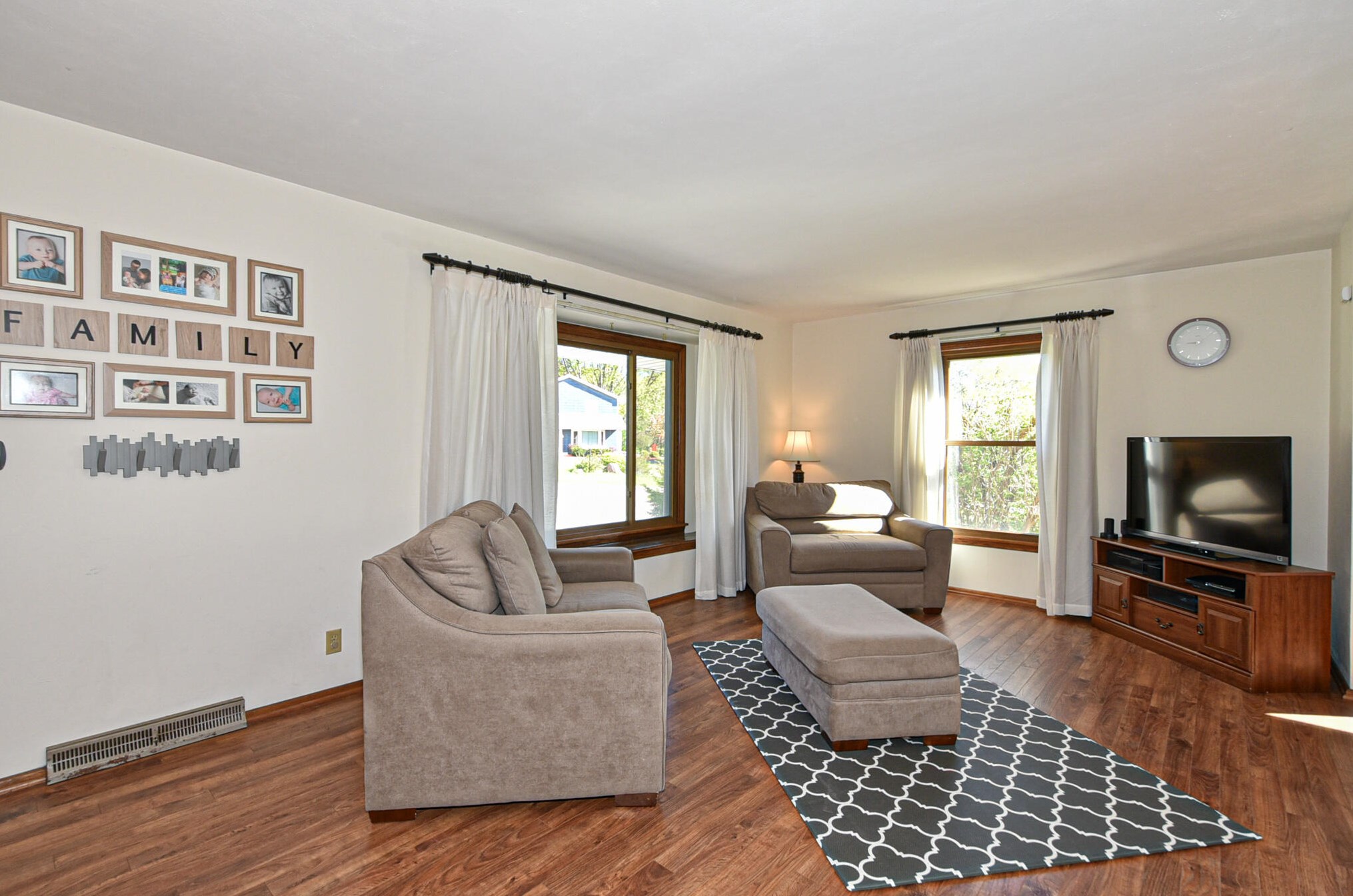 610 Forest Grove Ln, Brookfield, WI 53005-6532