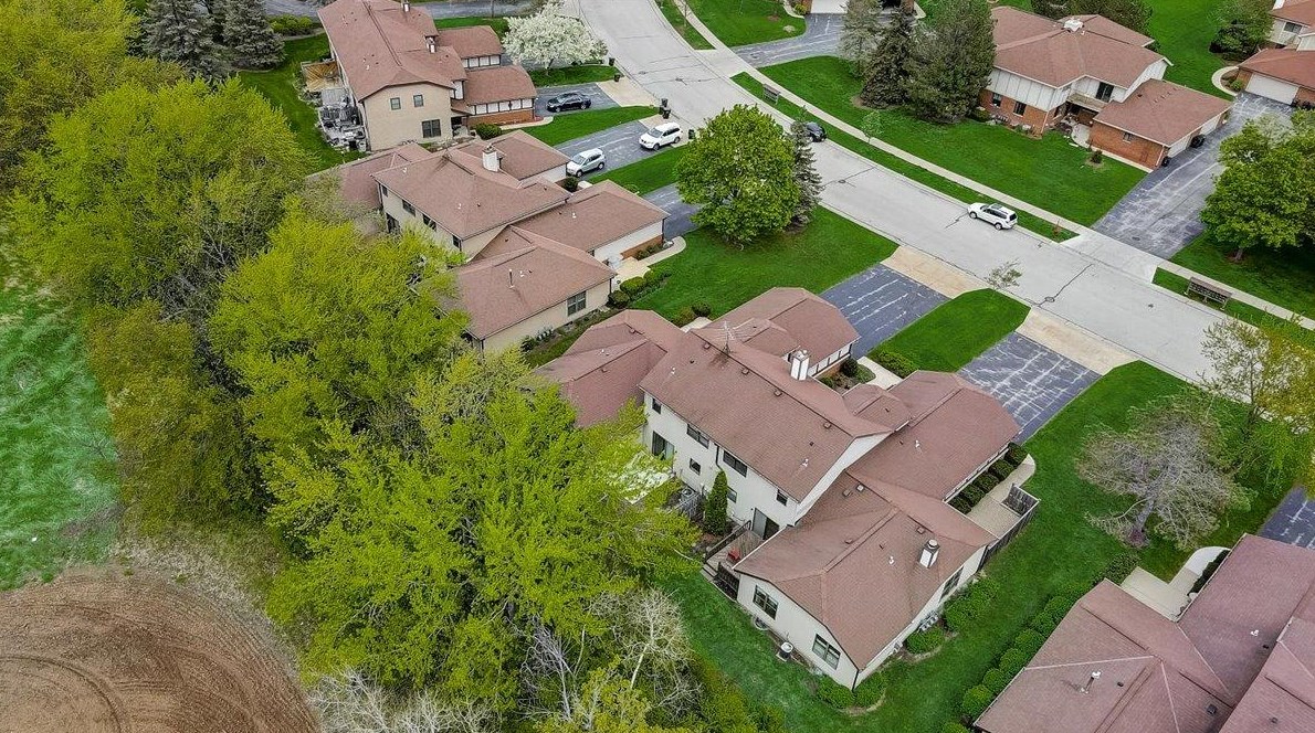 8151 Legend Dr, Hales Corners, WI 53132-9623
