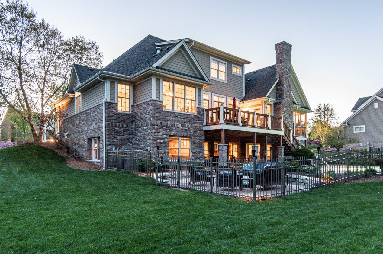 2120 Carriage Hills Dr, Delafield, WI 53018