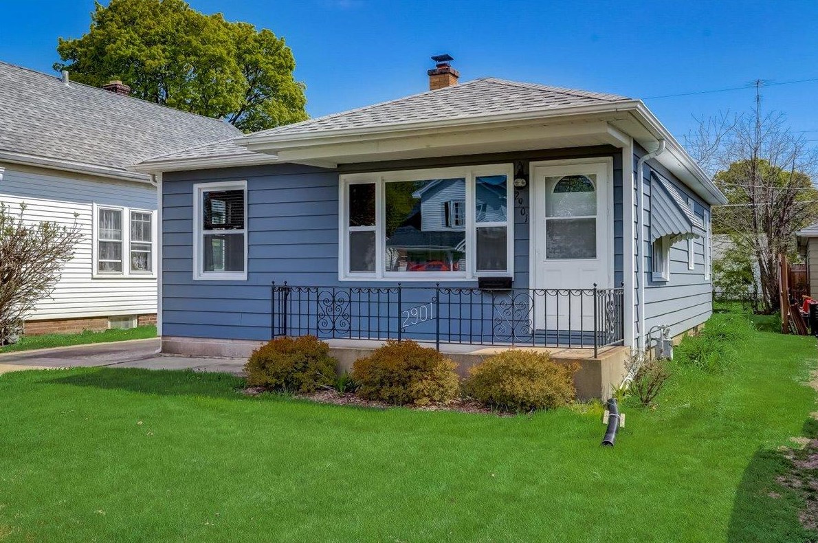 2901 Gillen St, Racine, WI 53403-2877
