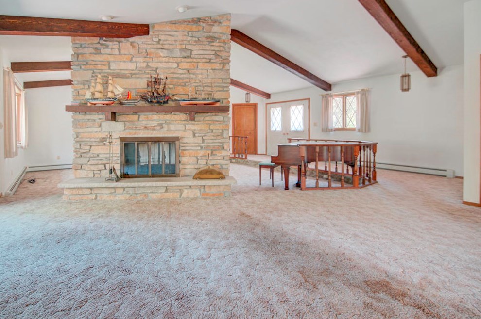 1255 Emerald Dr, Hartford, WI 53027