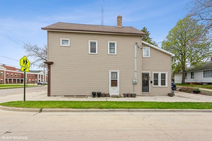 1402 Division St, Manitowoc, WI 54220