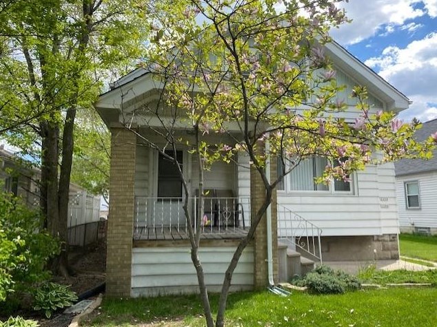 2206 76th St, Milwaukee, WI 53219-1829