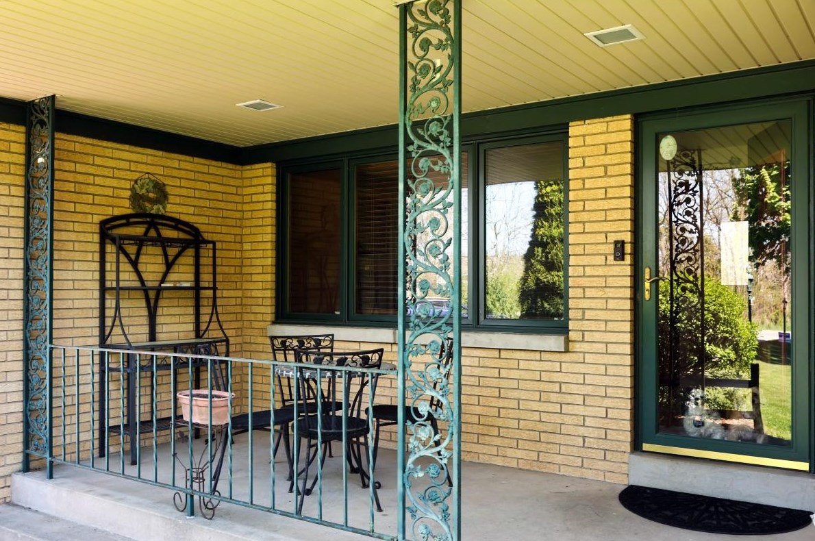 9101 Grange Ave, Hales Corners, WI 53130-1630