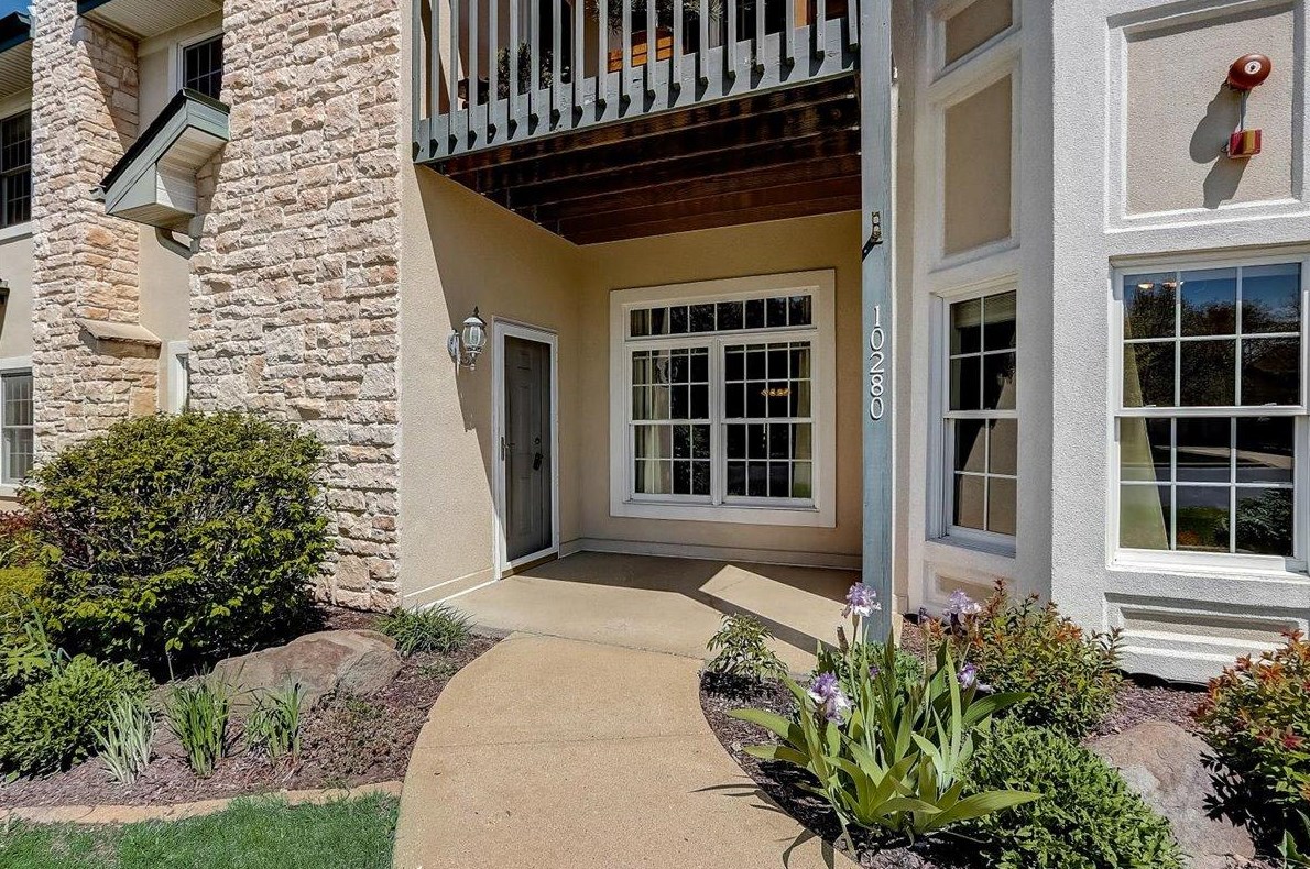 10280 W Deerwood Ln #33, Hales Corners, WI 53132