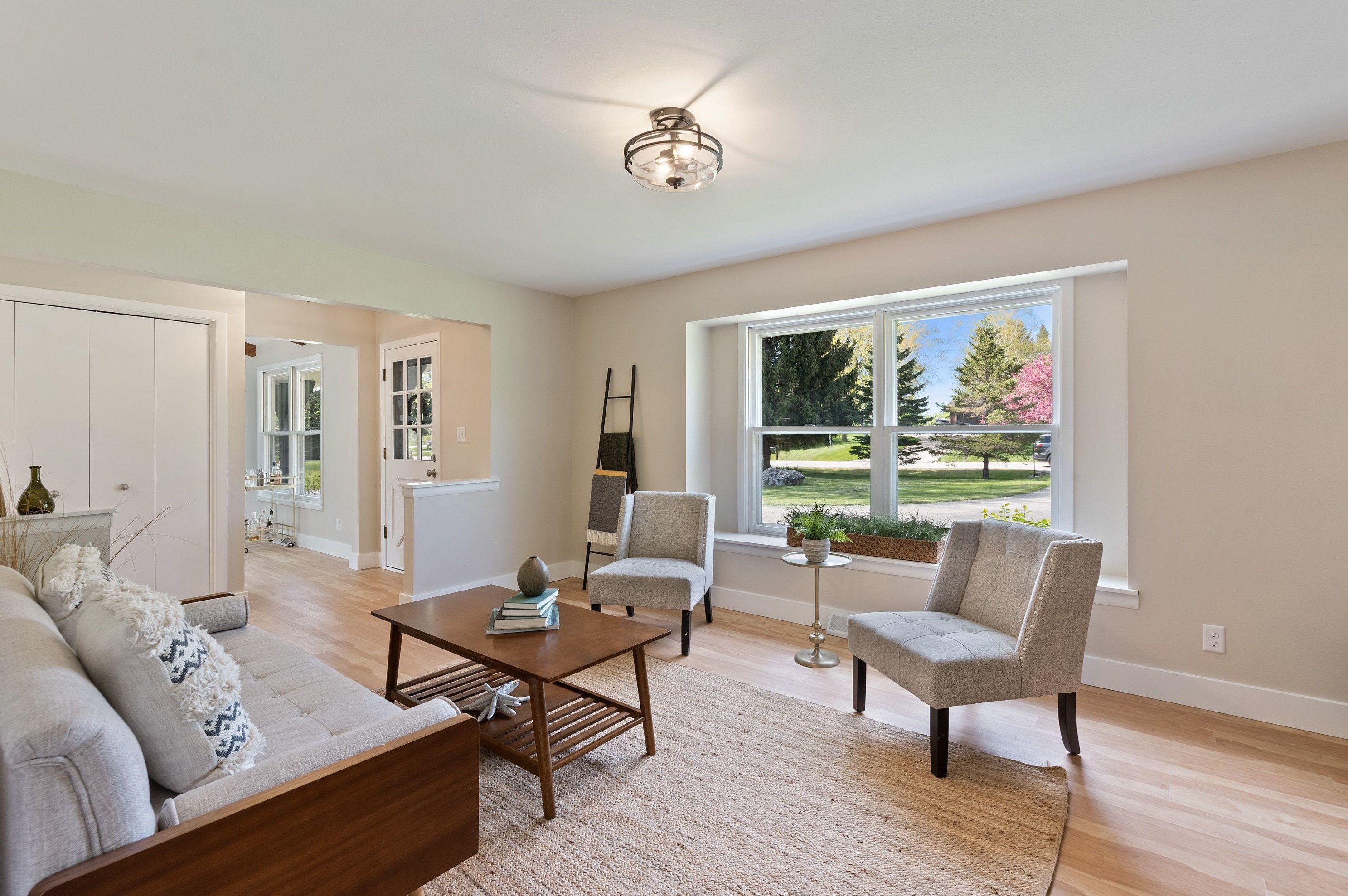 9935 Royal Oak Rd, Cedarburg, WI 53012