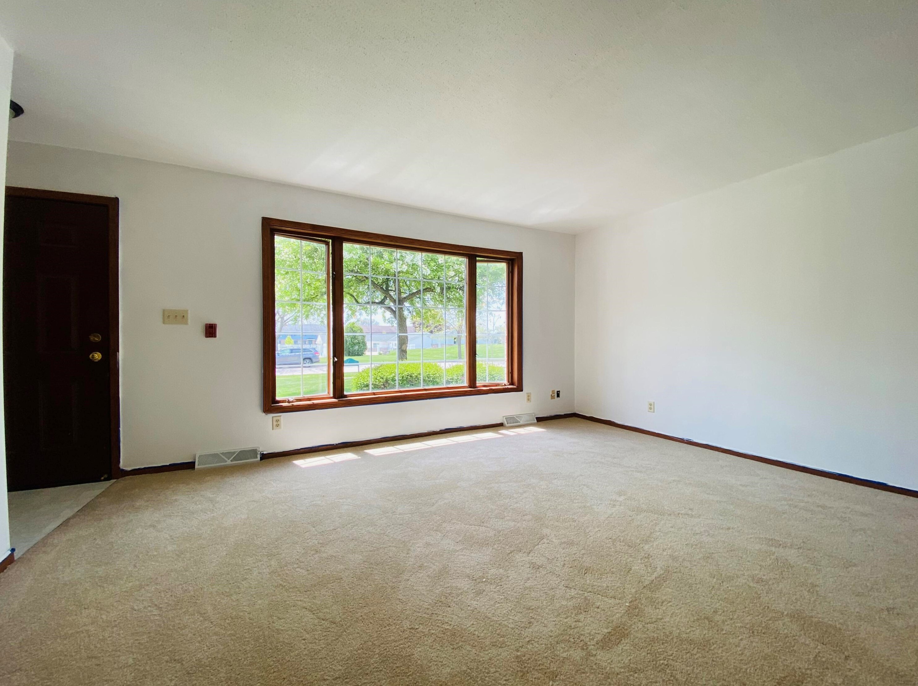 10264 W Whitnall Edge Circle, Hales Corners, WI 53132