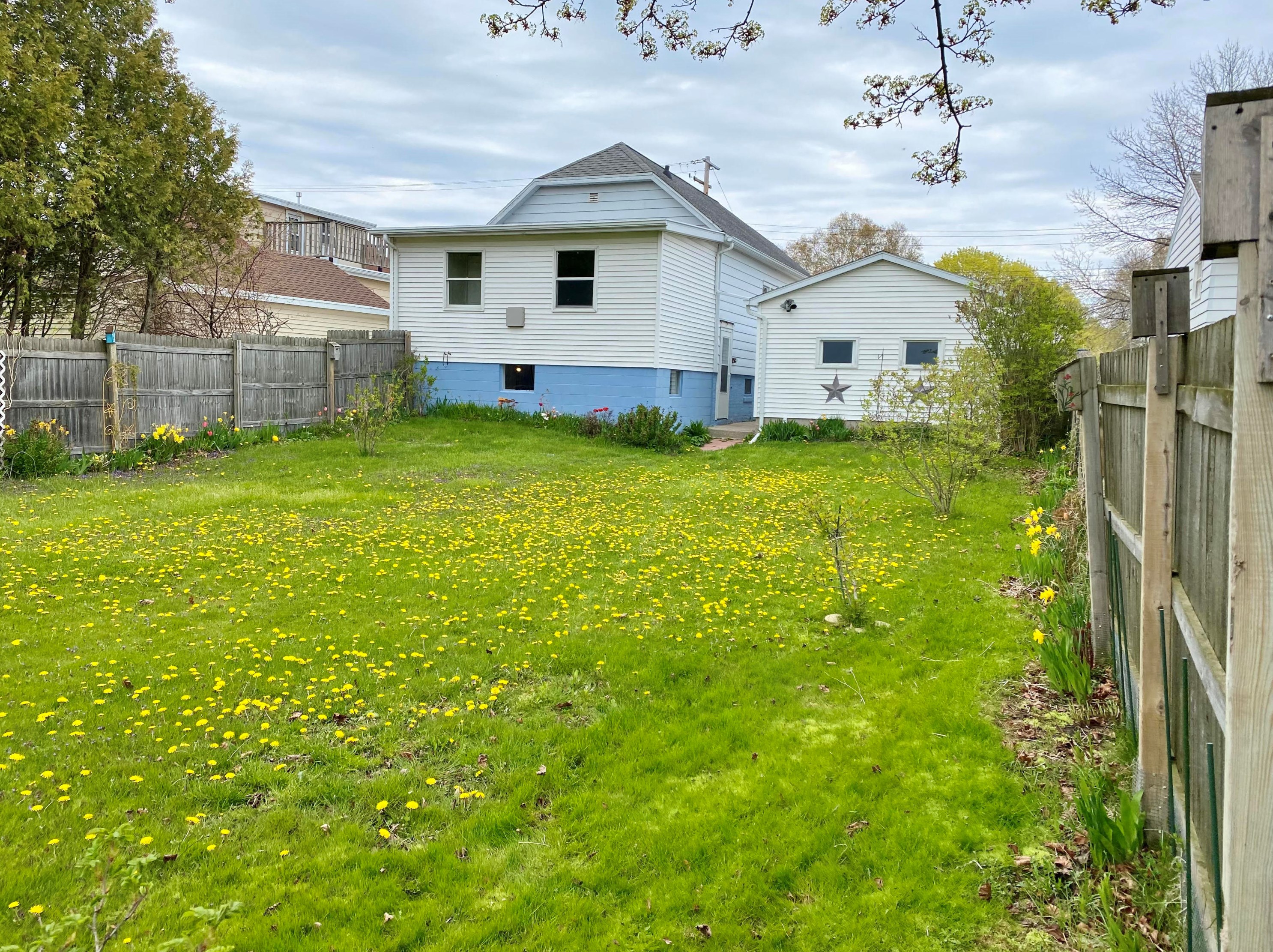 2114 School St, Two Rivers, WI 54241