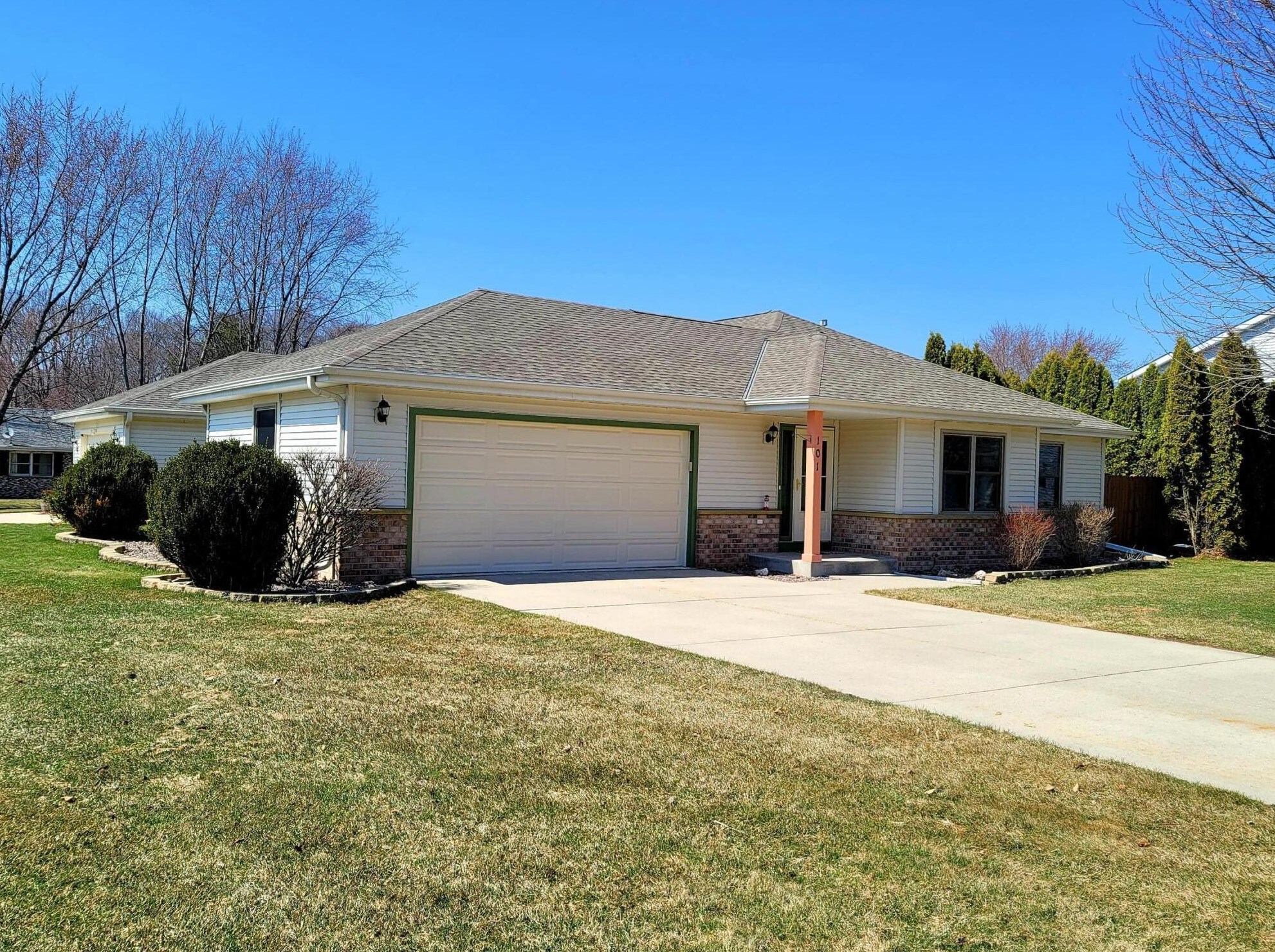 101 Meadow Lakes Dr, Random Lake, WI 53075