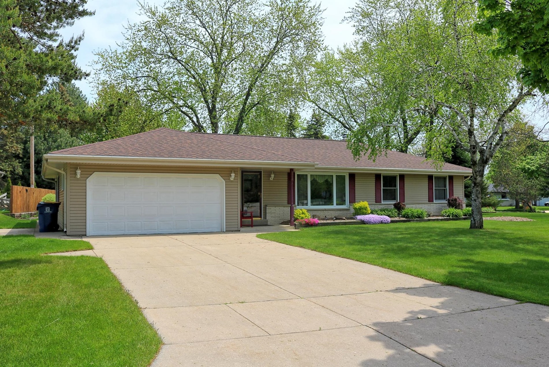 8340 Verdev Dr, Oak Creek, WI 53154-3225