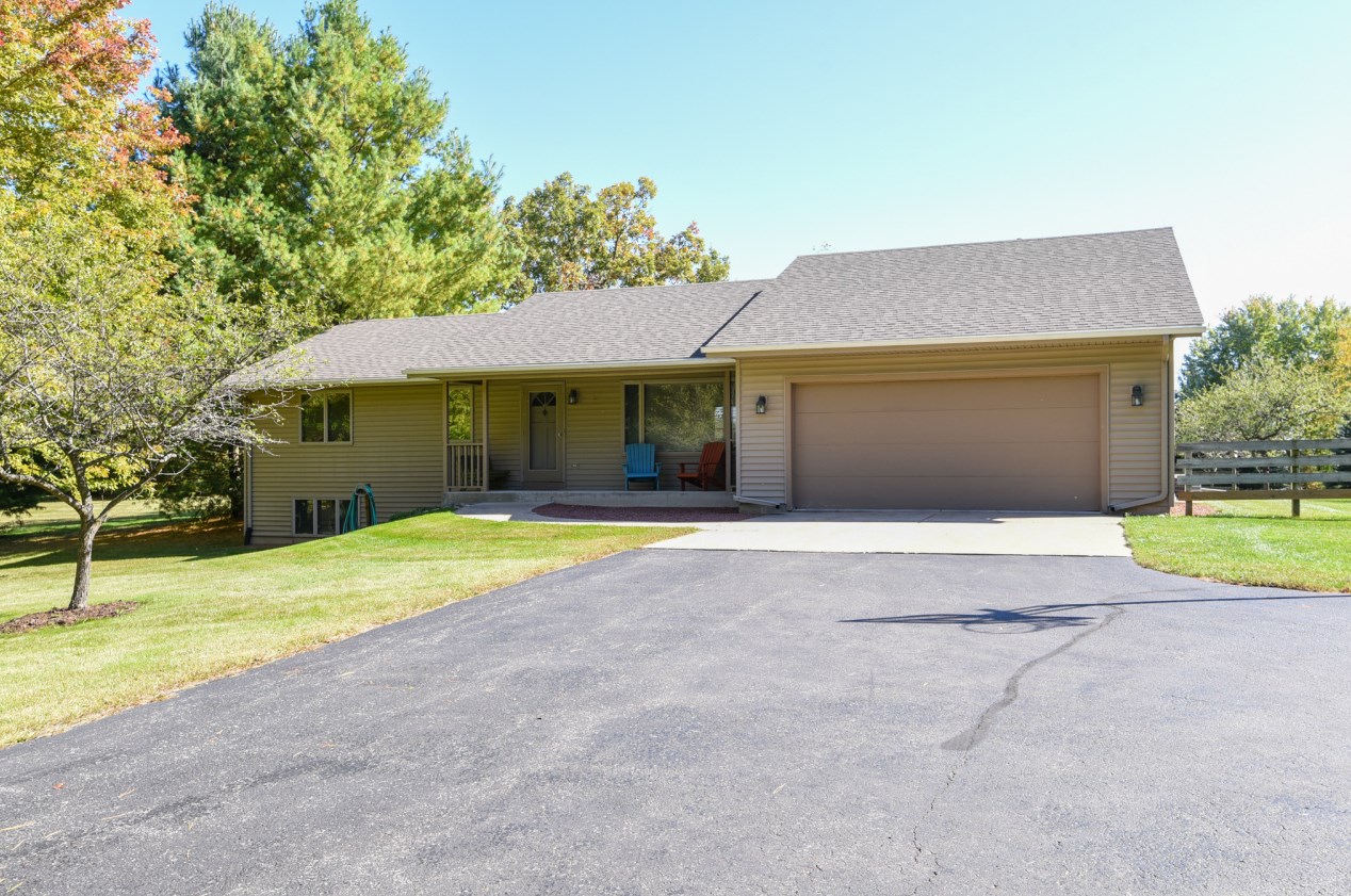 435 Honey Lake Rd, Lyons, WI 53105-9616