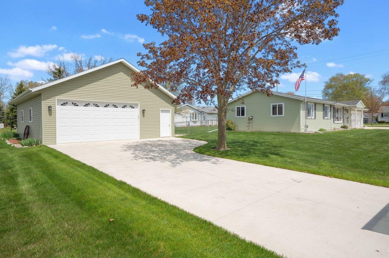 1226 E Cedar Ave, Manitowoc, WI 54220