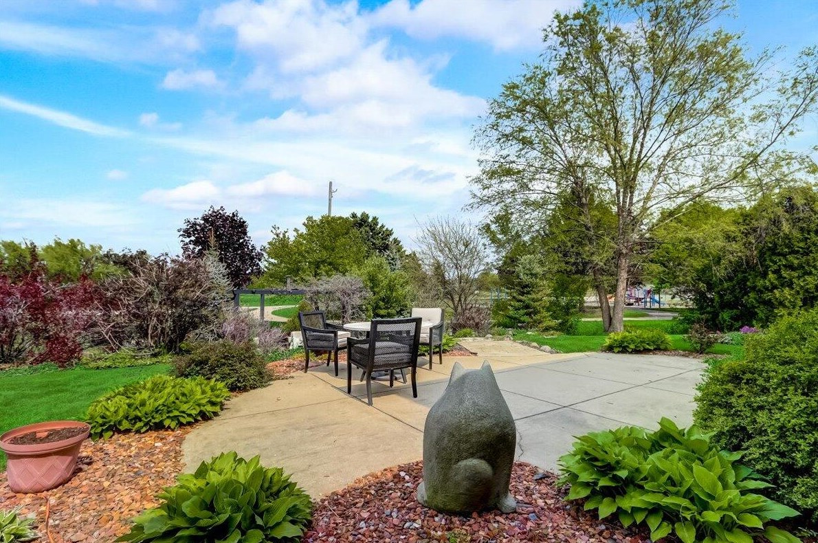 8208 Parkview Ct, Oak Creek, WI 53154-7458