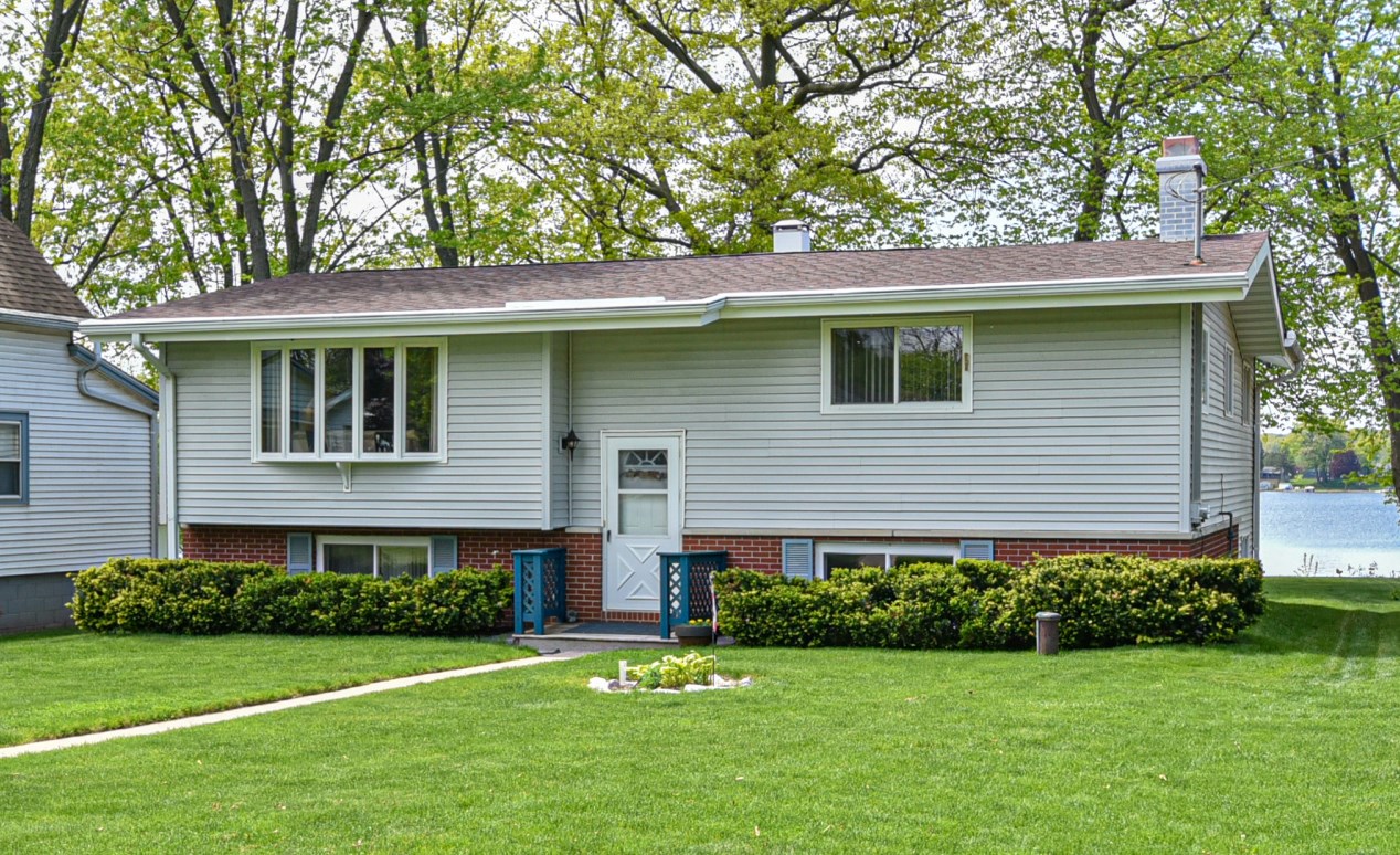 7142 Loomis Rd, Waterford, WI 53185-2143