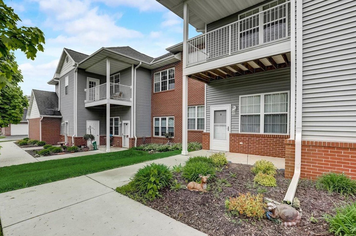697 W Dekora St, Saukville, WI 53080