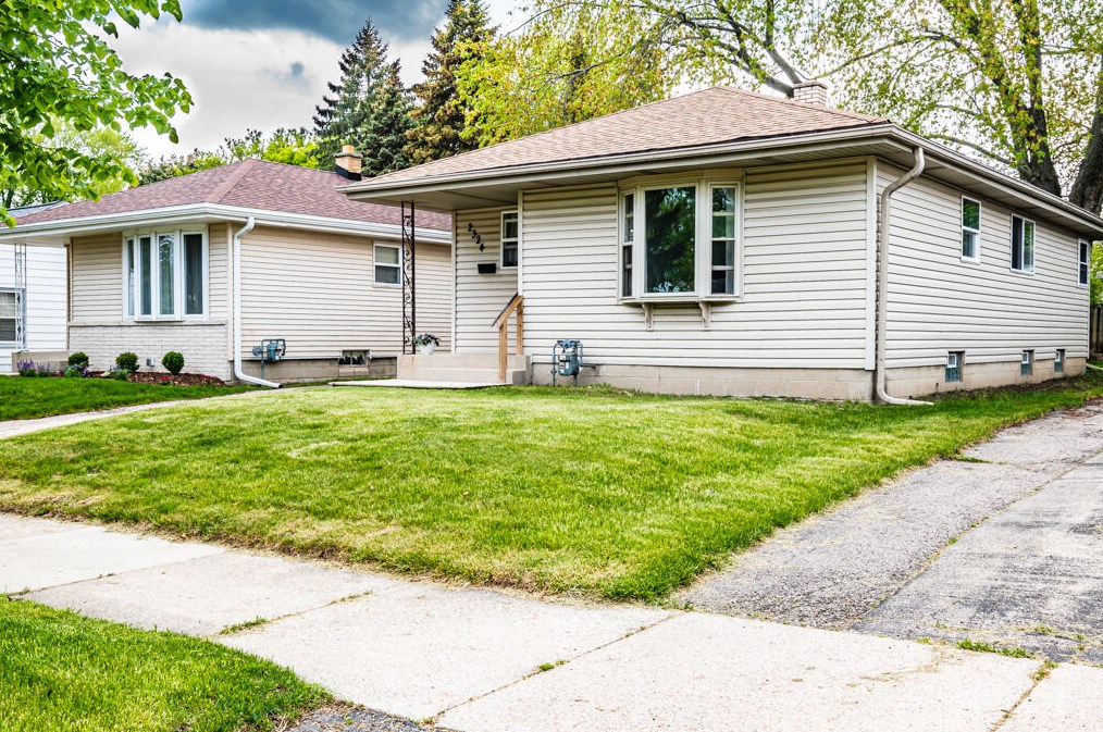2324 Orchard St, Racine, WI 53405-4012