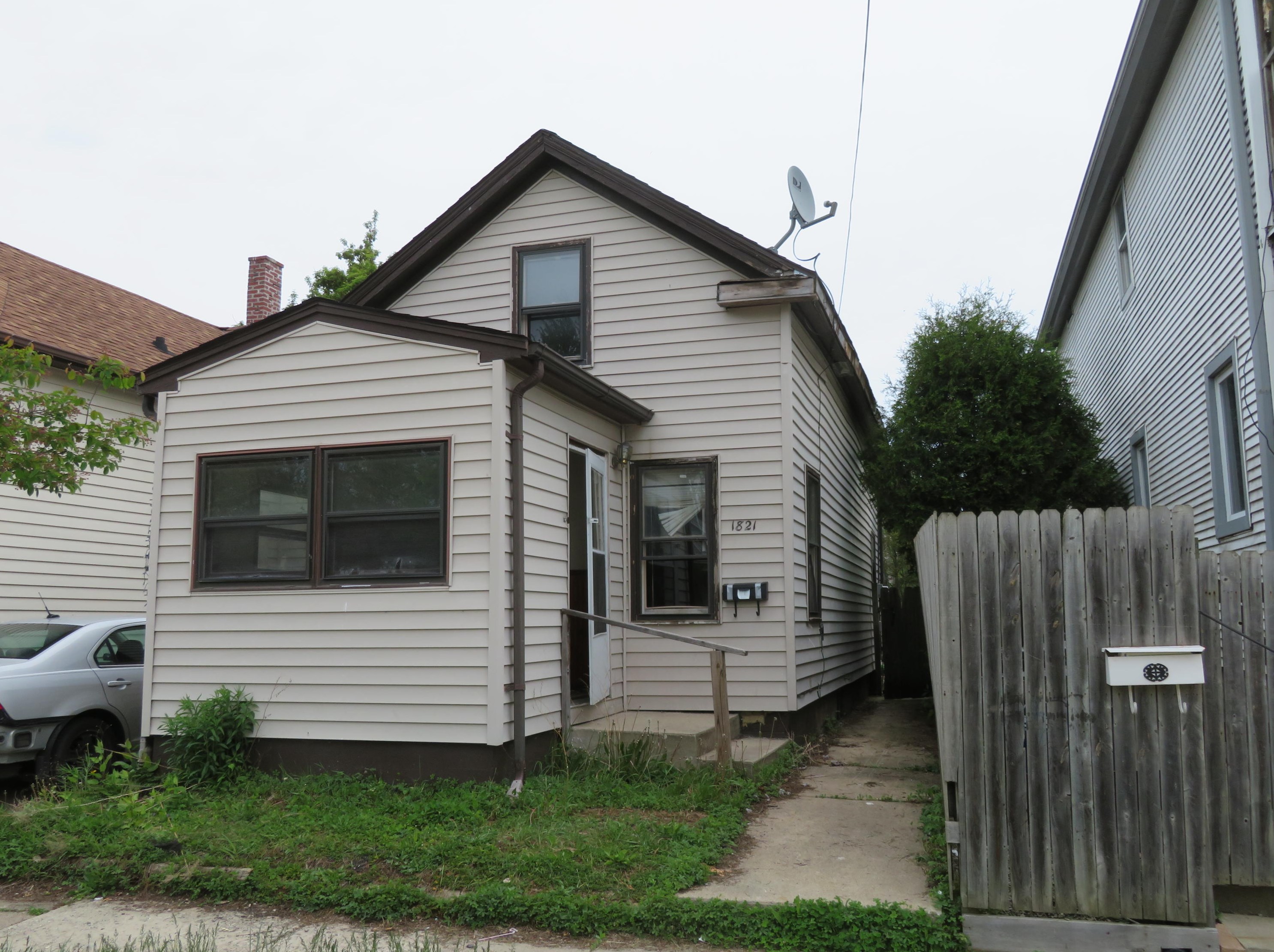 1821 Marquette St, Racine, WI 53402-4635
