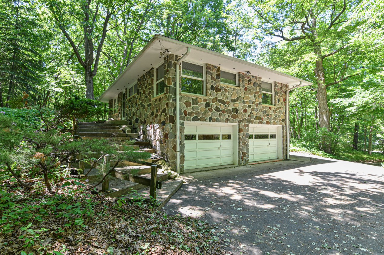 17520 Holly Ln, Brookfield, WI 53045-4345