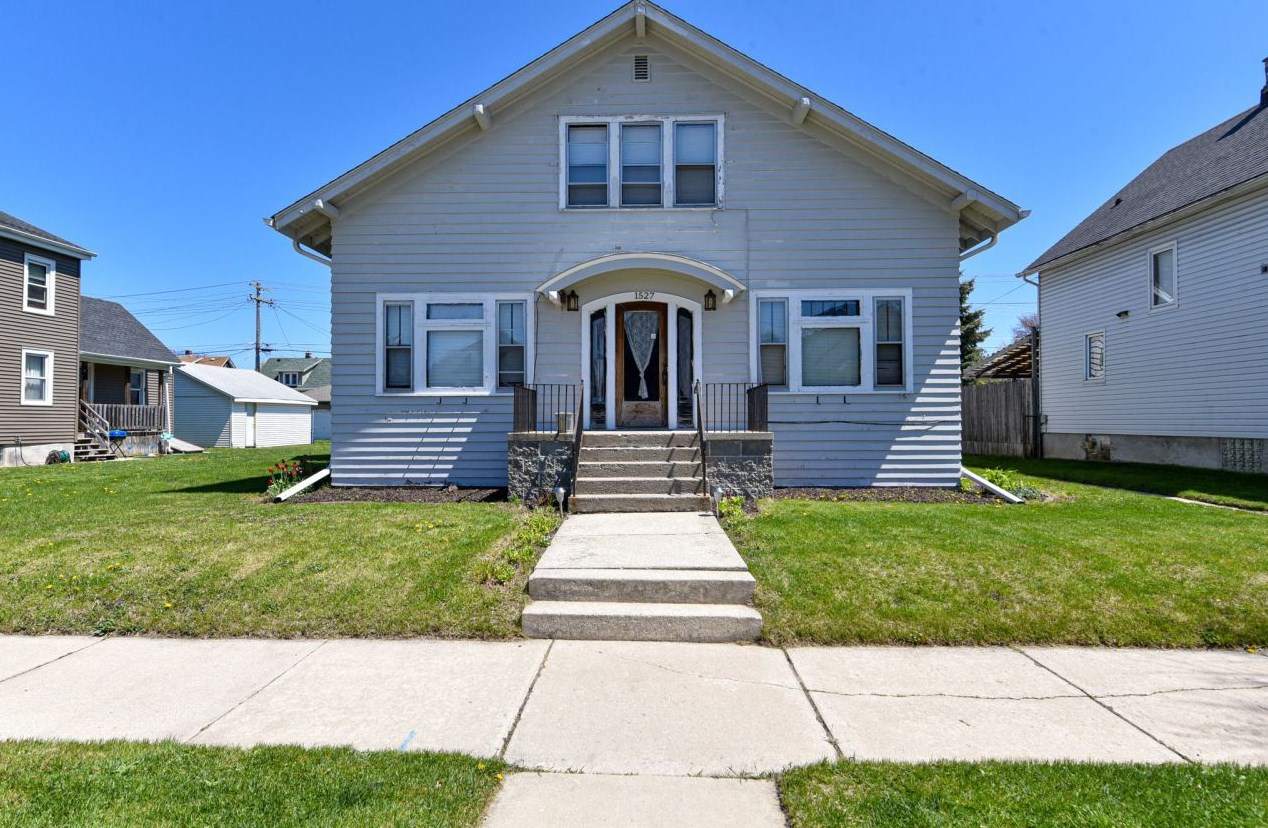 1527 Hayes Ave, Racine, WI 53405-3413
