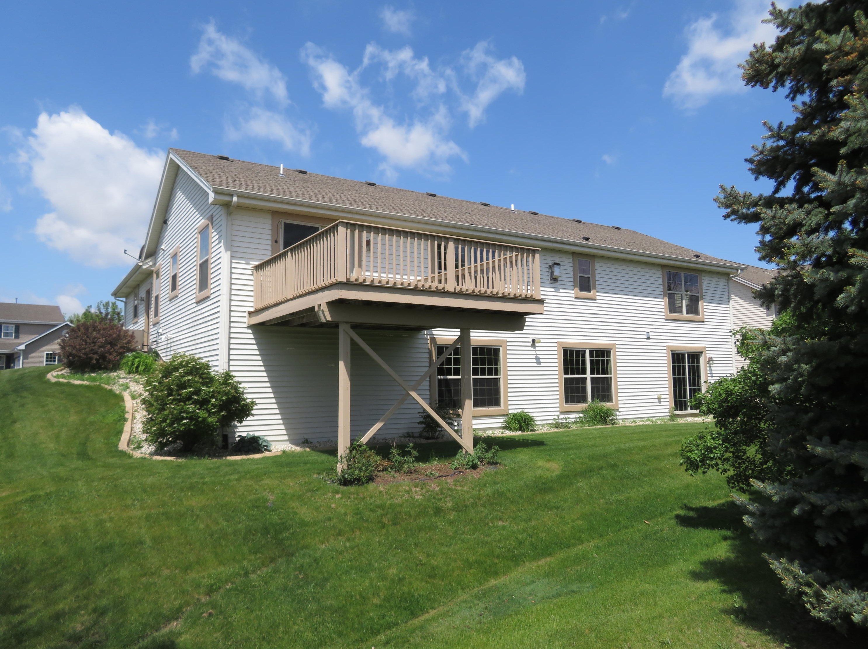 49 Cleveland Ave, Hartford, WI 53027
