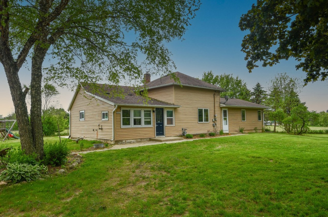 28444 N Lake Dr, Waterford, WI 53185