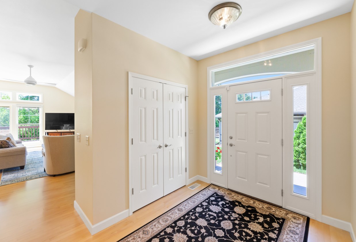 1411 W Winding Hollow Ln, Thiensville, WI 53092
