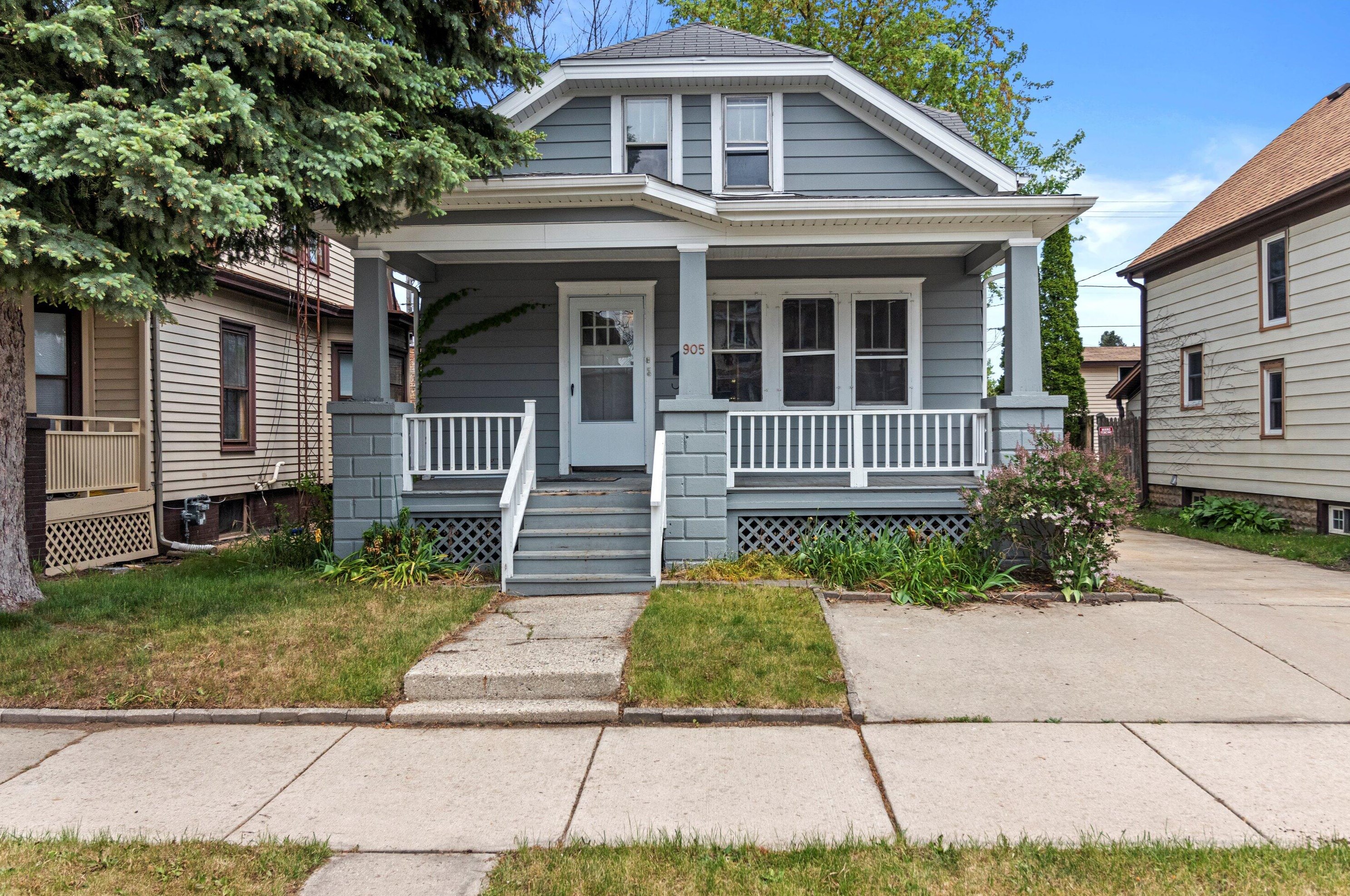 905 Grove Ave, Racine, WI 53405-2539