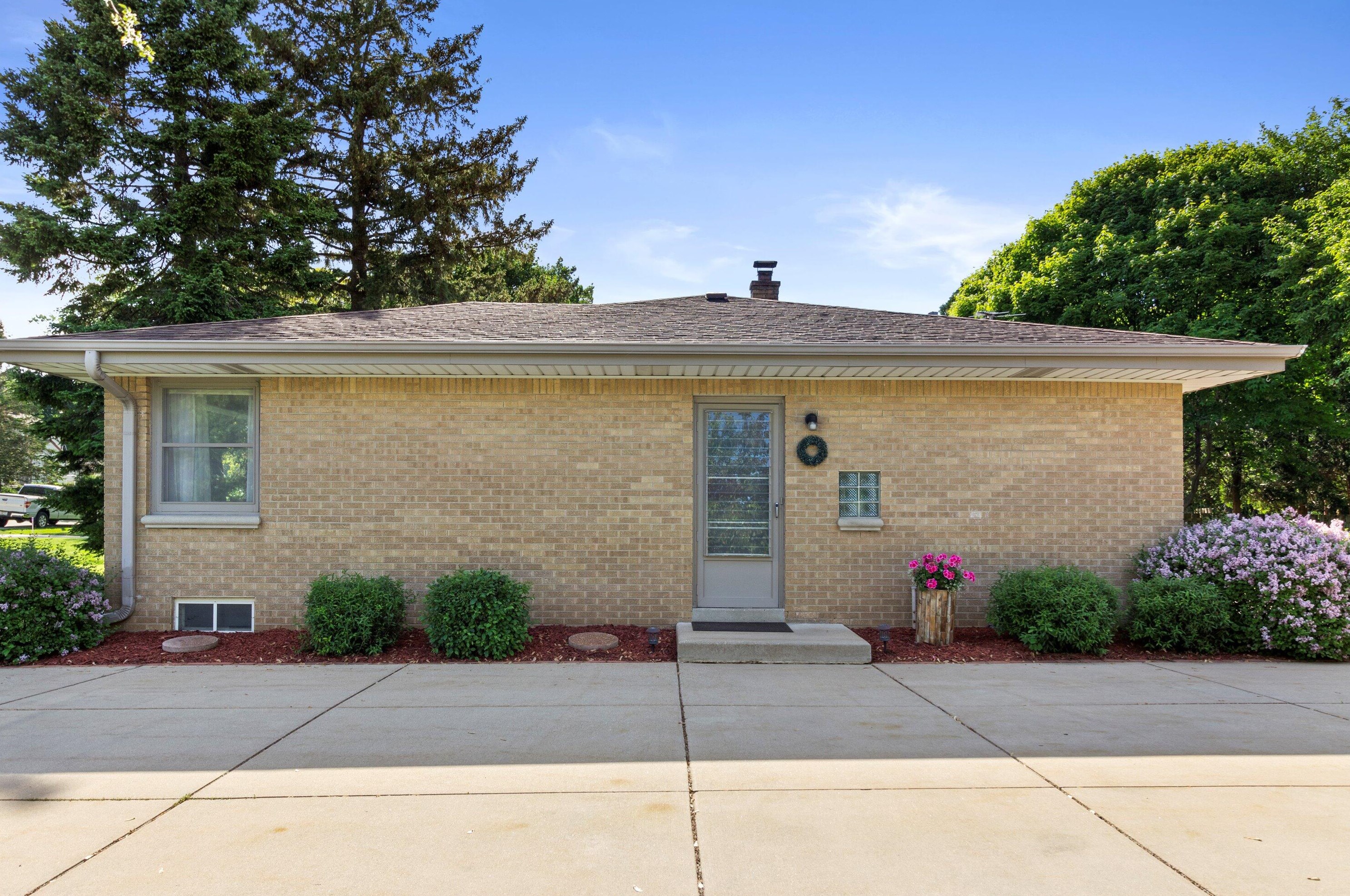 13400 W Honey Ln, Waukesha, WI 53151