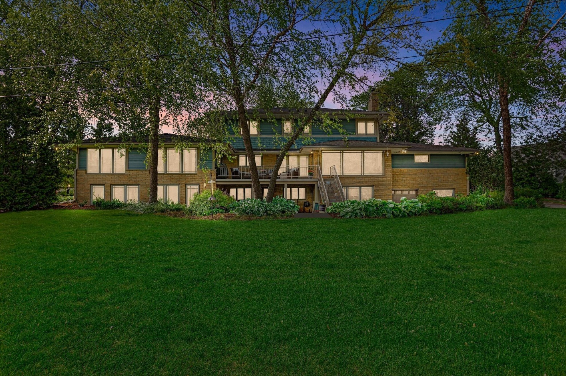 713 Riverview Dr, Thiensville, WI 53092