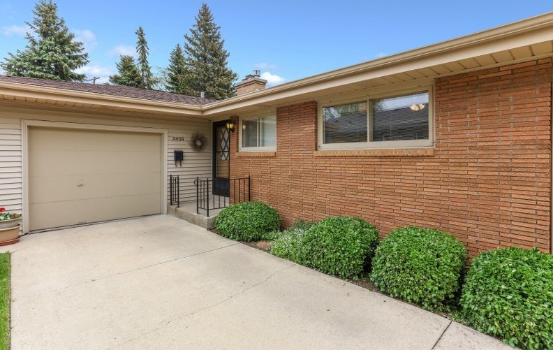 3405 1st Ave, Racine, WI 53402-3850