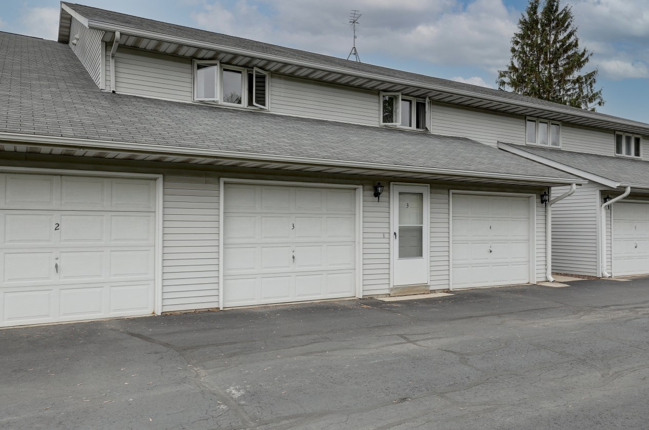 160 S Maple Ave #3, Slinger, WI 53086