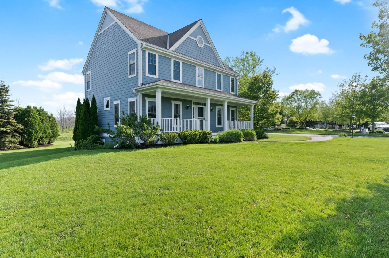 1465 W Glen Oaks Ln, Thiensville, WI 53092