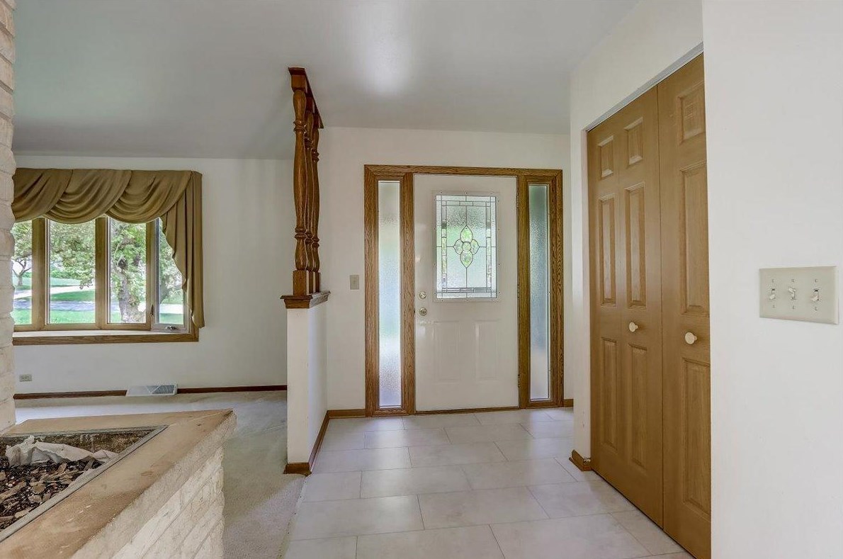 7597 Chapel Hill Ct, Hales Corners, WI 53132-1810