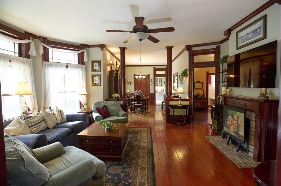 1004 Geneva St, Lake Geneva, WI 53147