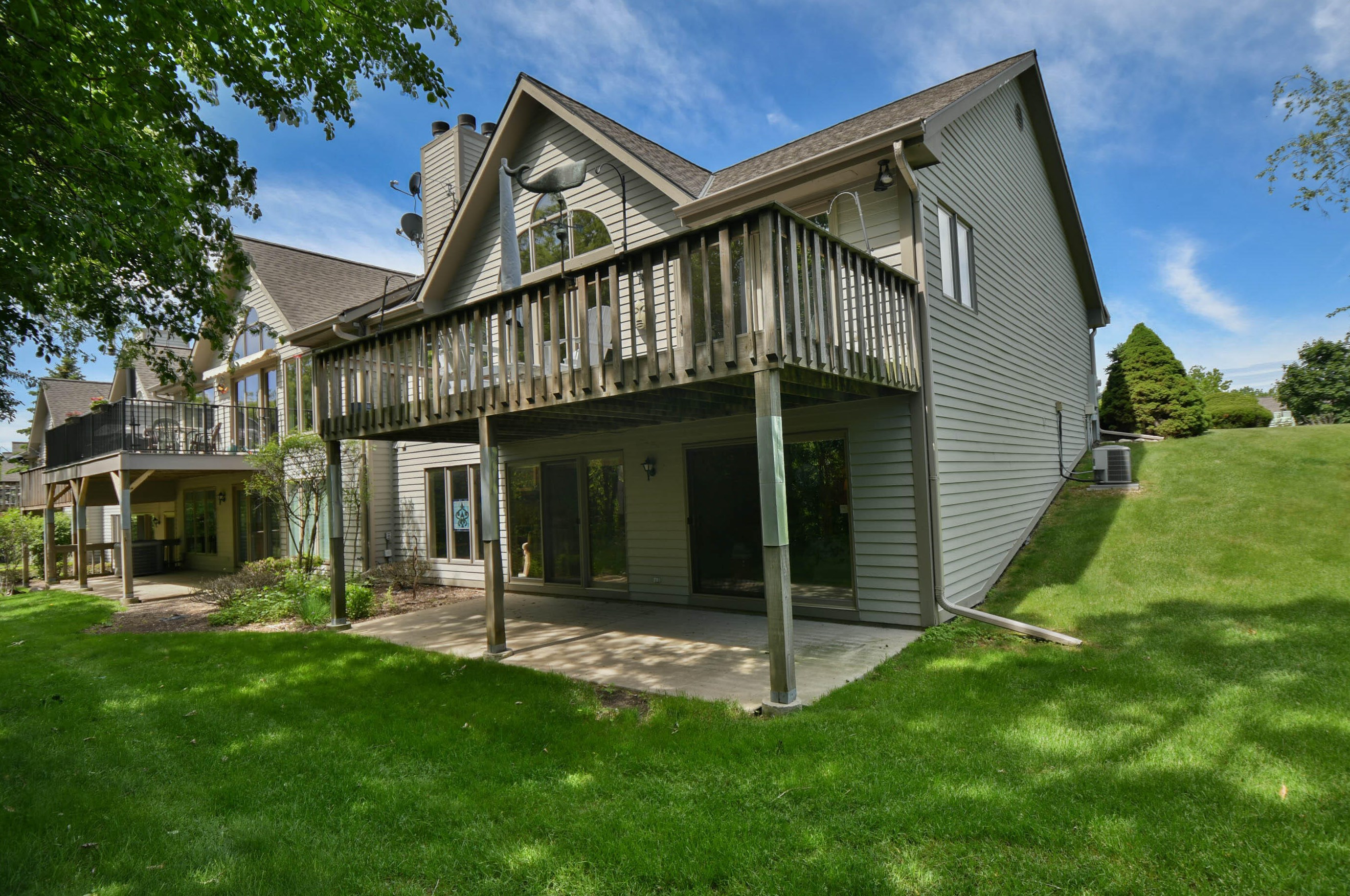 510 Oak Ridge Dr, Chenequa, WI 53029