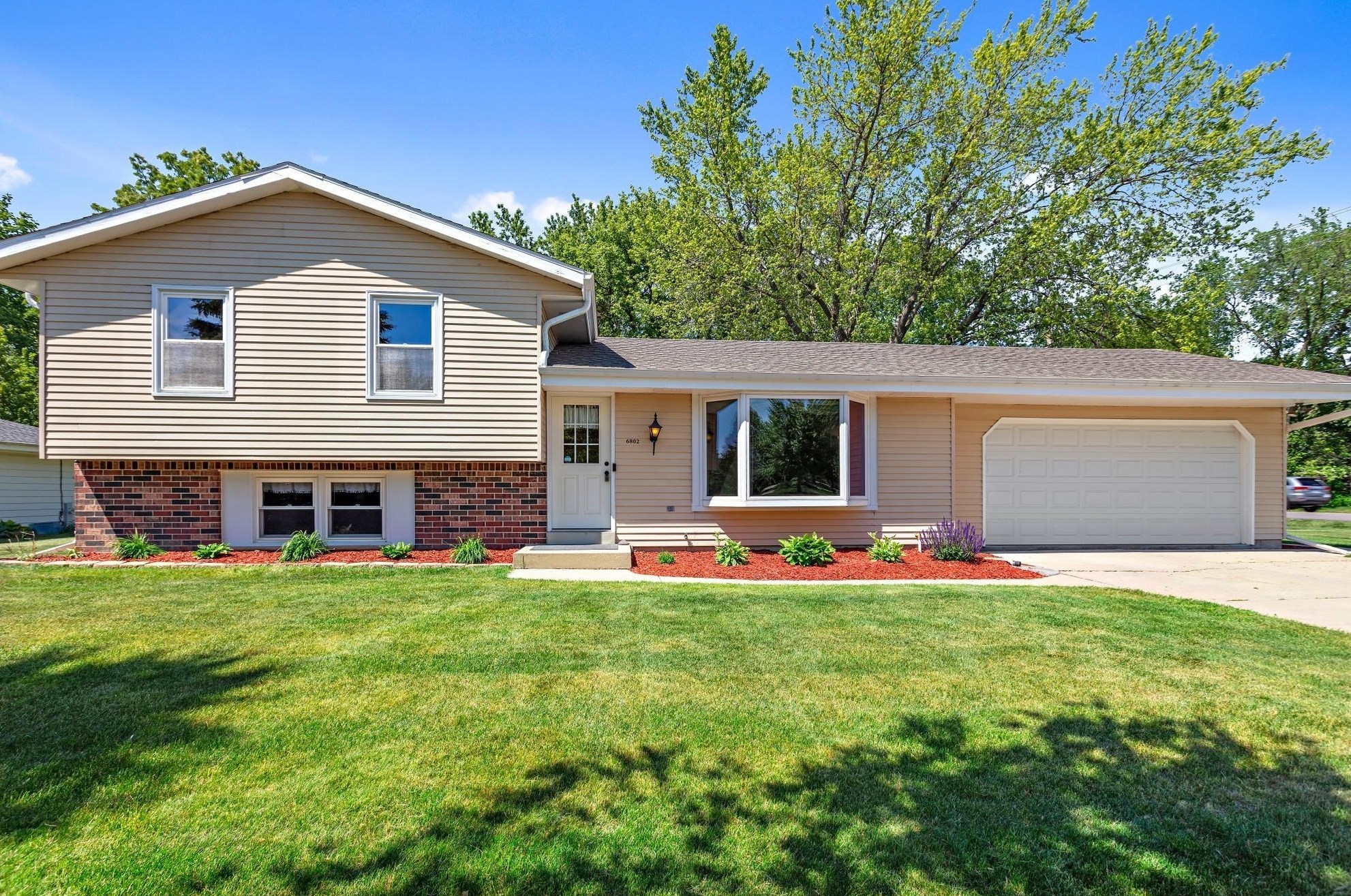 6802 Imperial Dr, Hales Corners, WI 53132-8919