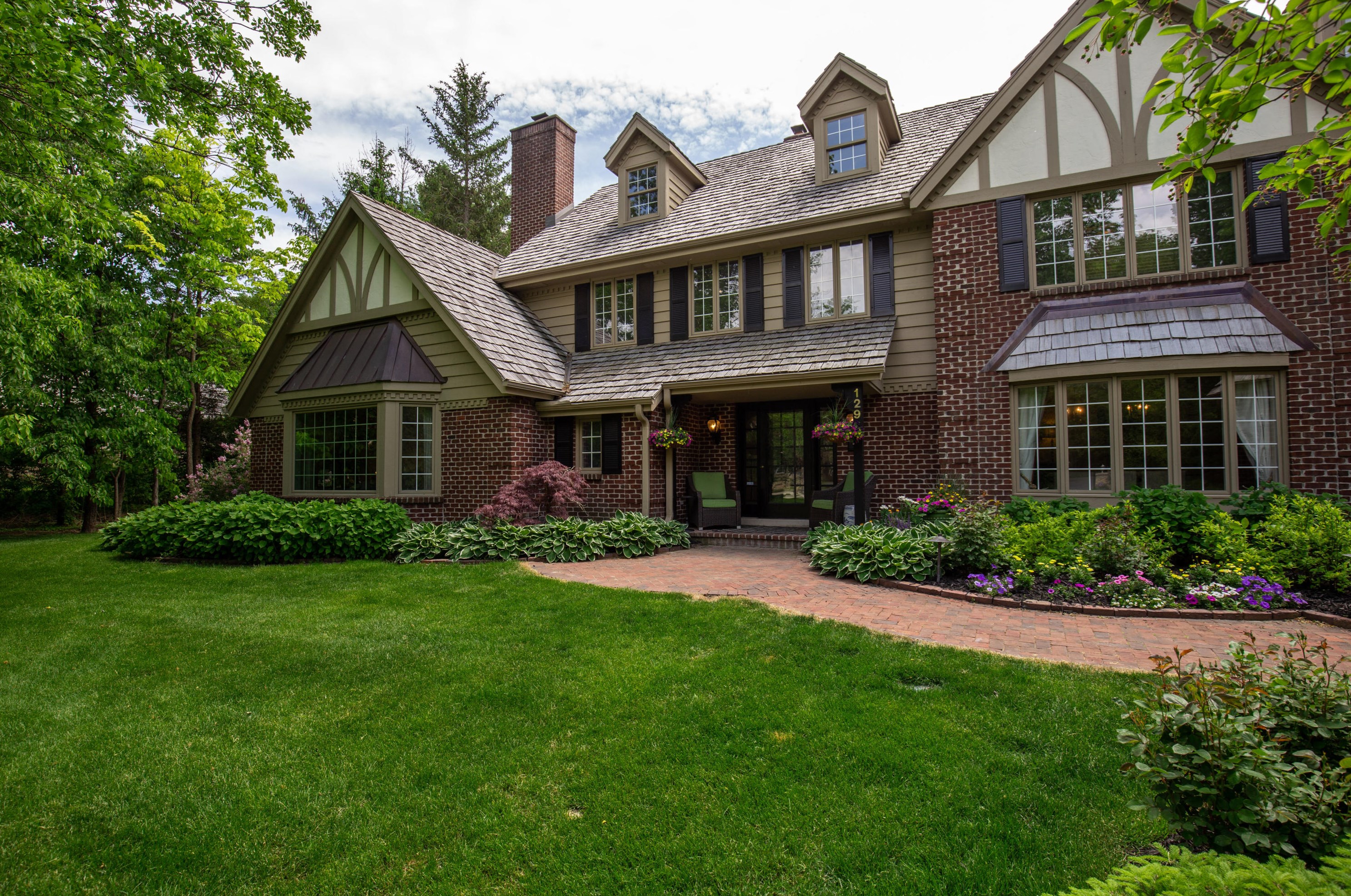 129 W Miller Dr, Thiensville, WI 53092