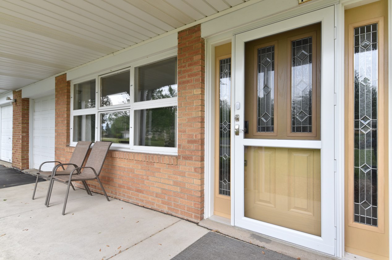11401 Carroll Cir, Hales Corners, WI 53132-1131