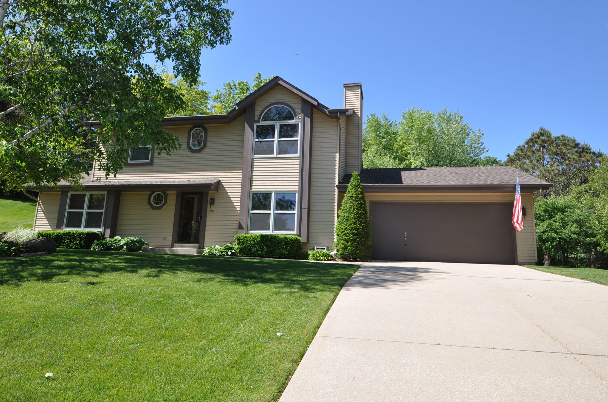 390 Cheshire Ct, Pewaukee, WI 53072-2400